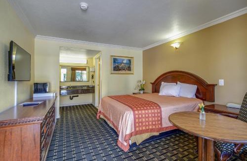 La Puente Hotel | Hacienda Inn