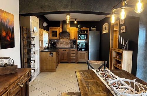 Bessas Villa | Hacienda Santa Fe de TheBearMountain.fr located at the top of a green setting.