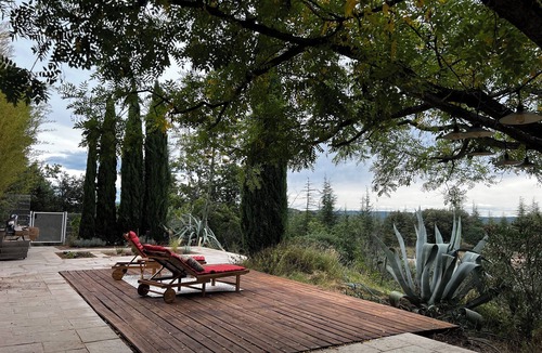 Bessas Villa | Hacienda Santa Fe de TheBearMountain.fr located at the top of a green setting.