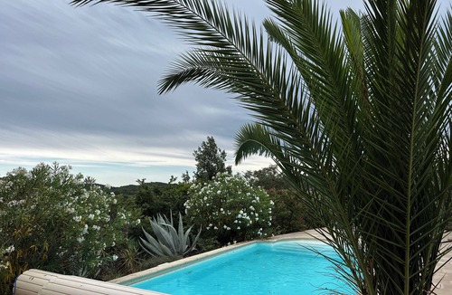 Bessas Villa | Hacienda Santa Fe de TheBearMountain.fr located at the top of a green setting.
