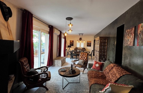 Bessas Villa | Hacienda Santa Fe de TheBearMountain.fr located at the top of a green setting.