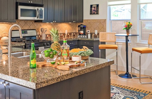 Bouldin House | Hacienda SoCo - Fire Pit & 3 Min Walk to SoCo
