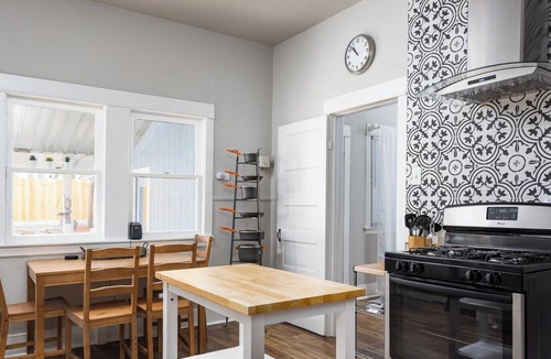Government Hill House | Hackberry House - Pet Friendly! -Mins to Pearl, DnTwn, Riverwalk, Ft Sam Houston