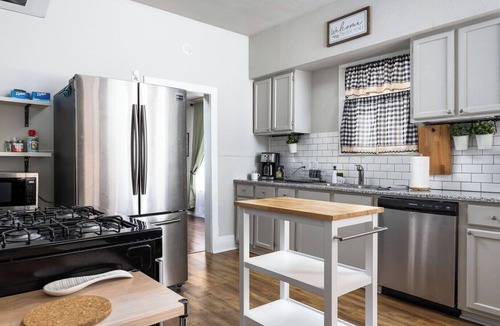 Government Hill House | Hackberry House - Pet Friendly! -Mins to Pearl, DnTwn, Riverwalk, Ft Sam Houston