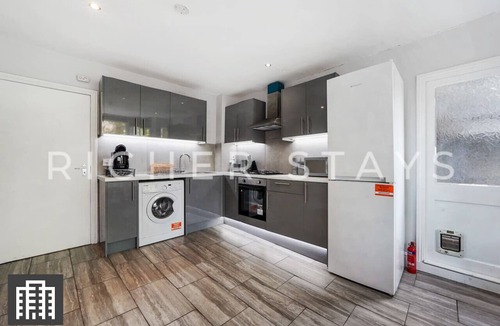 Clapton House | Hackney Guest Rooms | Spacious Double (RM2)