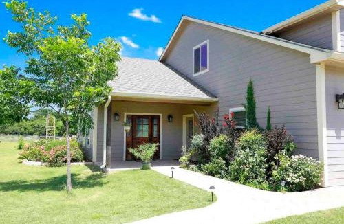 Waco House | Hailey's Cottage on Small Farm-16 minutes to Silos