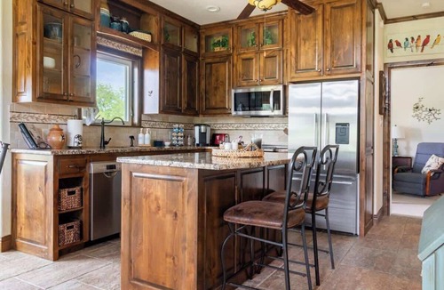 Waco Apartment | Hailey's Cottage on Small Farm-16 minutes to Silos