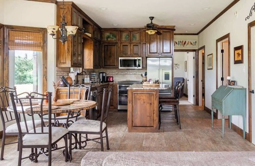 Waco Apartment | Hailey's Cottage on Small Farm-16 minutes to Silos