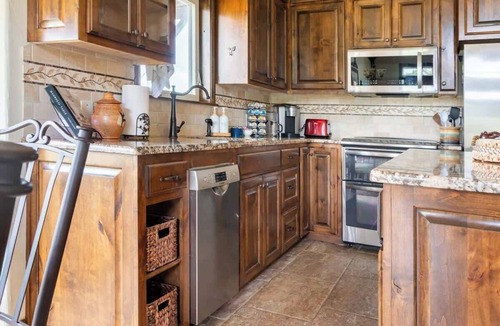 Waco Apartment | Hailey's Cottage on Small Farm-16 minutes to Silos