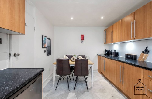 Tottenham Hale House | Hale Lodge, Beautiful Family Friendly home in London