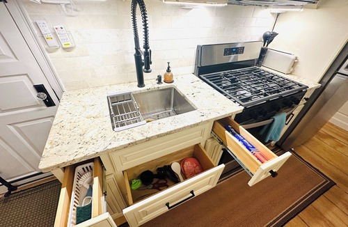 Exeter Apartment | Hale Loft w/kitchen, bath, laundry next to PEA