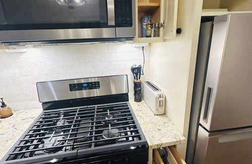 Exeter Apartment | Hale Loft w/kitchen, bath, laundry next to PEA