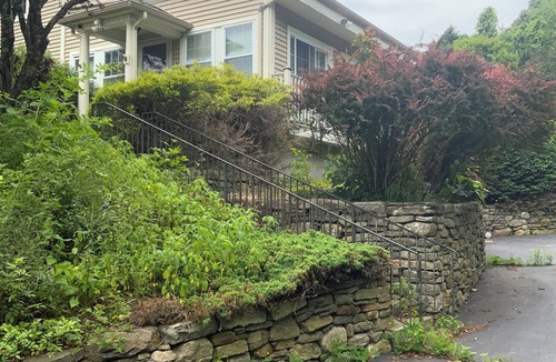 Pomfret House | Half a mansion with three bedrooms and 3 1/2 Bathrooms!