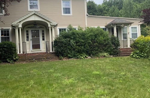 Pomfret House | Half a mansion with three bedrooms and 3 1/2 Bathrooms!