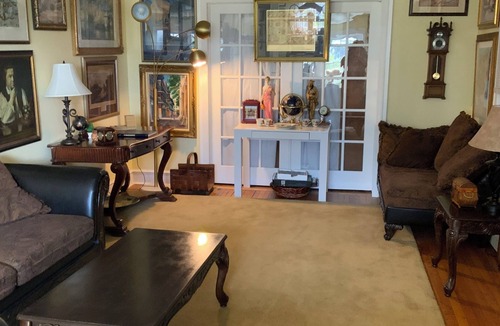 Pomfret House | Half a mansion with three bedrooms and 3 1/2 Bathrooms!