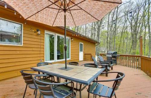 Lakeville House | half Mi to Boat Ramp Lake Wallenpaupack Retreat!