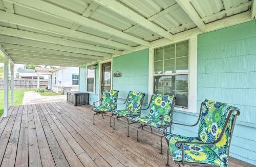 Long Mott House | Half-Mi to Seadrift Harbor Seadrift Home with Deck