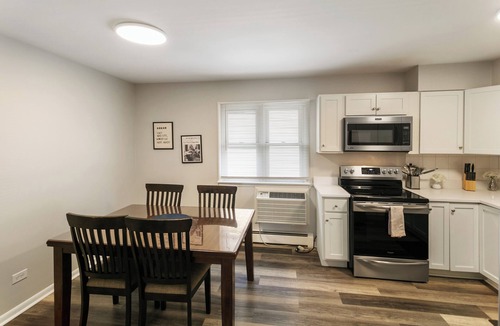 Russell Apartment | Half Mile to Downtown