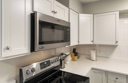 Russell Apartment | Half Mile to Downtown