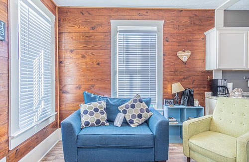 Galveston Cottage | HALF PINT! Pet Friendly, Sleeps 6