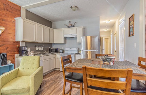 Galveston Cottage | HALF PINT! Pet Friendly, Sleeps 6