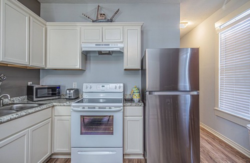 Galveston Cottage | HALF PINT! Pet Friendly, Sleeps 6