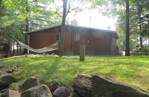 Minden Hills Cottage | Haliburton Lakefront Sleeps 8 + 7 Boats Included + 2 Swim Rafts & 2 King Beds