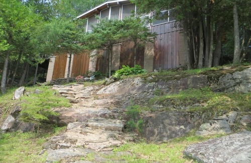 Minden Hills Cottage | Haliburton Lakefront Sleeps 8 + 7 Boats Included + 2 Swim Rafts & 2 King Beds
