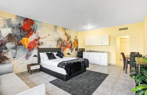 Hallandale Beach Apartment | Hallandale Poolside Studio Bliss with Parking