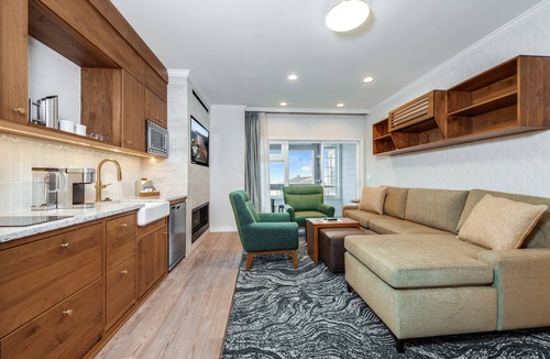 Downtown Cannon Beach Hotel | Hallmark Resort - Cannon Beach