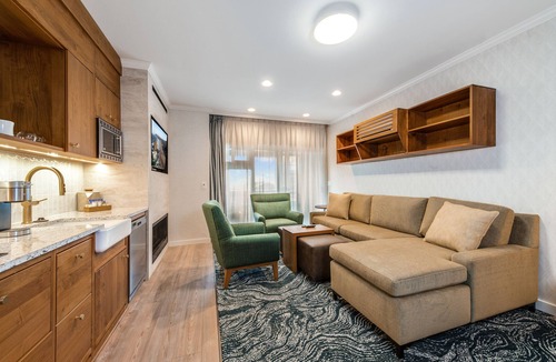 Downtown Cannon Beach Hotel | Hallmark Resort - Cannon Beach