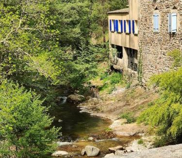 Chassiers House | Hameau au bord de rivière