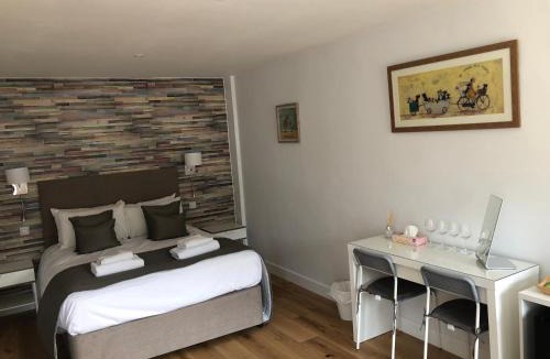 Woolbeding Hotel | Hamilton Arms Suites