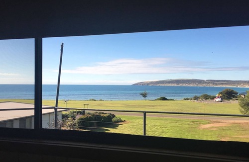 Emu Bay House | Hamilton | Emu Bay | beachfront getaway | accommodates 10 guests