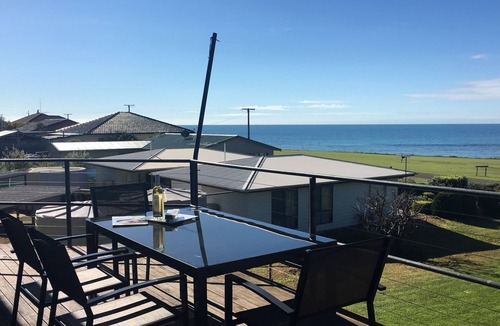 Emu Bay House | Hamilton | Emu Bay | beachfront getaway | accommodates 10 guests