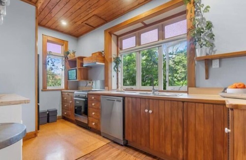 Hamilton East House | Hamilton Hideaway - Close to Town