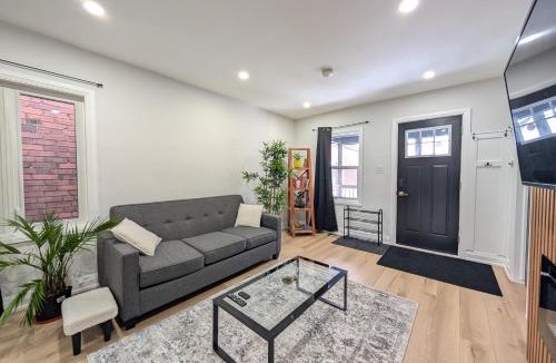Hamilton House | Hamilton Ontario 2 BR Wi-Fi Workspaces Near Ottawa