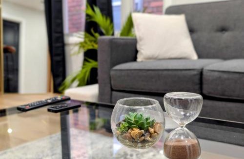 Hamilton House | Hamilton Ontario 2 BR Wi-Fi Workspaces Near Ottawa