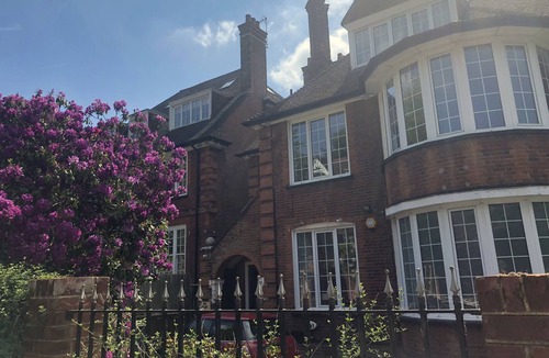 Frognal and Fitzjohns Apartment | Hampstead haven - 2BR 2BA - private deck & 425sqm garden, gated parking