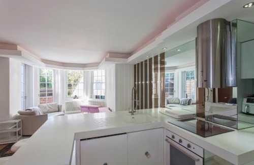 Frognal and Fitzjohns Apartment | Hampstead summer time garden Appartment