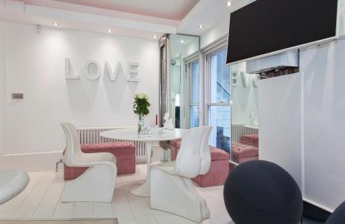 Frognal and Fitzjohns Apartment | Hampstead summer time garden Appartment