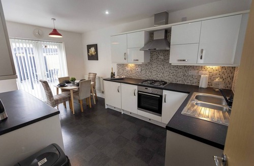 Peterborough House | Hampton 3-bedroom Luxury Escape With Parking