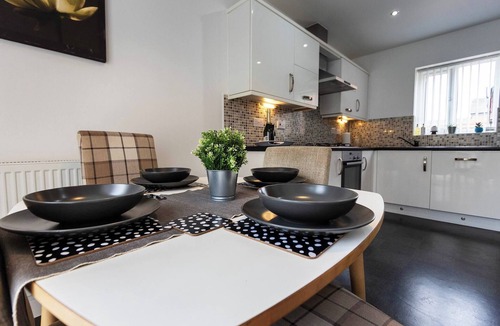 Peterborough House | Hampton 3-bedroom Luxury Escape With Parking