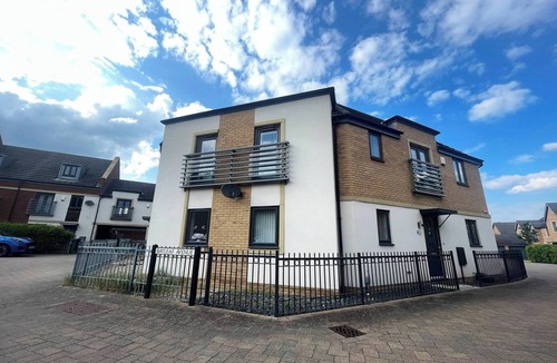 Peterborough House | Hampton 3-bedroom Luxury Escape With Parking