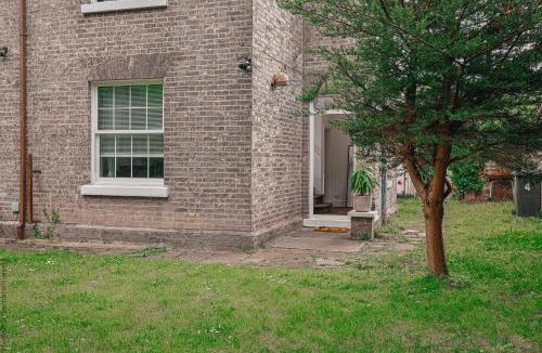 Richmond-upon-Thames Villa | Hampton Court Cottage