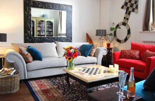 East Molesey Apartment | Hampton Court Snug Walk to train & palace