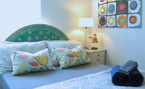 East Molesey Apartment | Hampton Court Snug Walk to train & palace