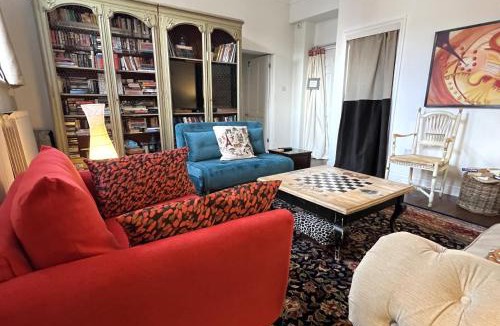 East Molesey Apartment | Hampton Court Snug Walk to train & palace