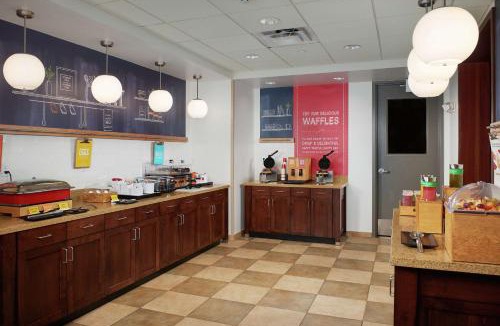 Southeast Salem Hotel | Hampton Inn and Suites Salem