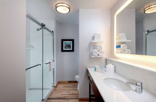 Baltimore Hotel | Hampton Inn Baltimore Bayview Campus